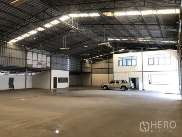 Warehouse for rent in Prawet, Bangkok - Open-plan warehouse floor with internal two-storey office block and parking bay.