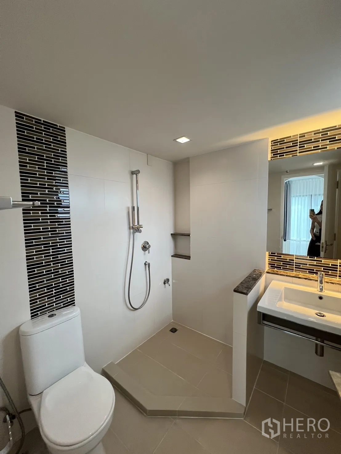 独立式住宅 出租在Bang Kapi, Bangkok - 一层卫生间，步入式淋浴区、马桶与背光镜面。