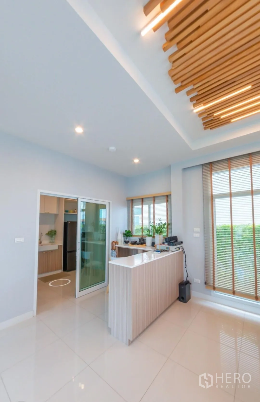 独栋房屋 for rent in Lam Luk Ka, Pathum Thani - 开放用餐区，设早餐吧台、通往厨房的推拉门与特色吊顶灯光。