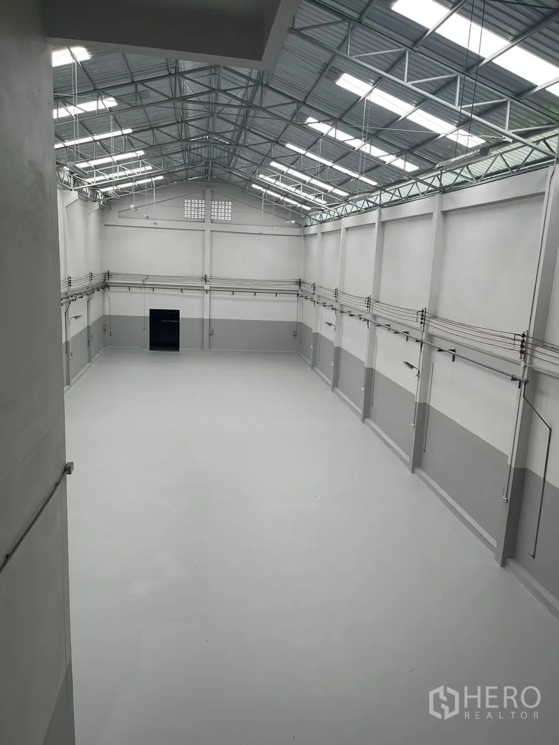 โรงงาน for rent in Bang Bua Thong, Nonthaburi - ฮอลล์คลังสินค้าหลังคาสูงโครงเหล็กพร้อมช่องแสงสกายไลท์