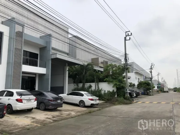 工厂 出租或出售在Bang Phli, Samut Prakan - 邦普里安全园区内的现代工厂排屋，门前可停车，沿街有电力线。