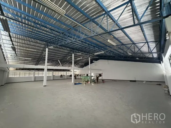 โรงงาน ให้เช่าในKhlong Toei, Bangkok - พื้นโรงงานกว้าง พร้อมแผ่นฉนวนหลังคาและไฟฟลูออเรสเซนต์