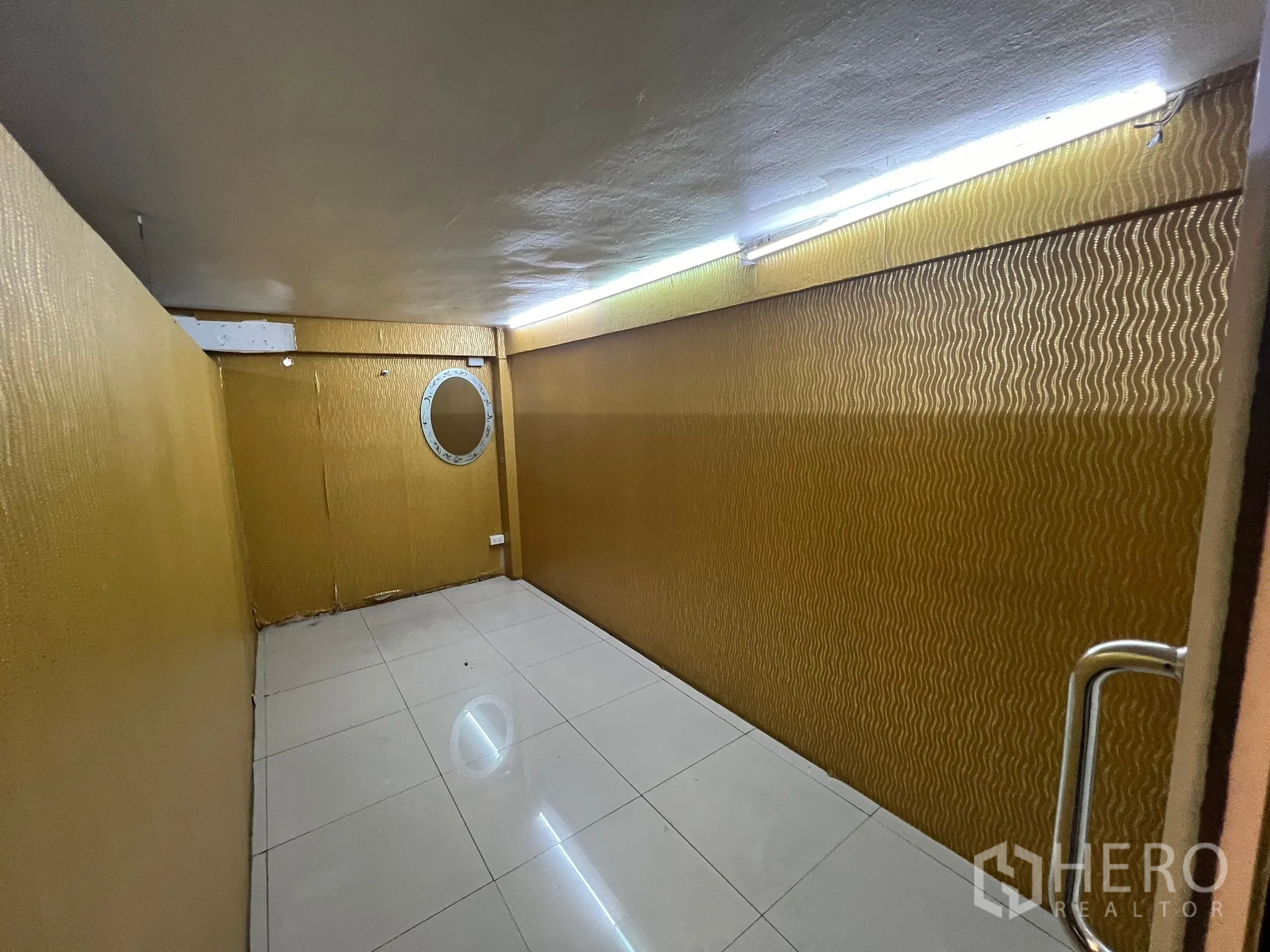 อาคารพาณิชย์ ให้เช่าในKhlong Toei, Bangkok - ห้องยาวโทนทอง มีไฟนีออนและกระจกทรงกลมบนผนัง