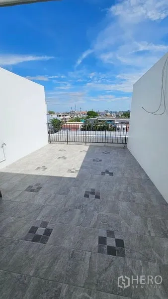 สำนักงานที่บ้าน ให้เช่าในBang Na, Bangkok - ดาดฟ้าโล่งปูกระเบื้องสีเทา มีราวกันตกและวิวท้องฟ้าเมือง