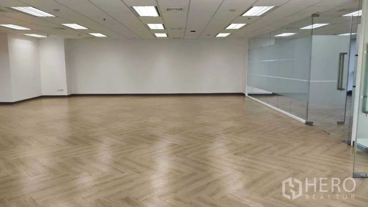 办公空间 for rent in Ratchathewi, Bangkok - 开放式办公室，磨砂玻璃隔断与临窗城市景观