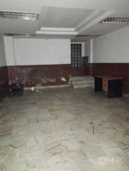 อาคารพาณิชย์ ให้เช่าในWatthana, Bangkok - ห้องกว้างพื้นลายหินอ่อน มีพื้นที่ยกสเต็ป และโต๊ะทำงานพื้นฐาน