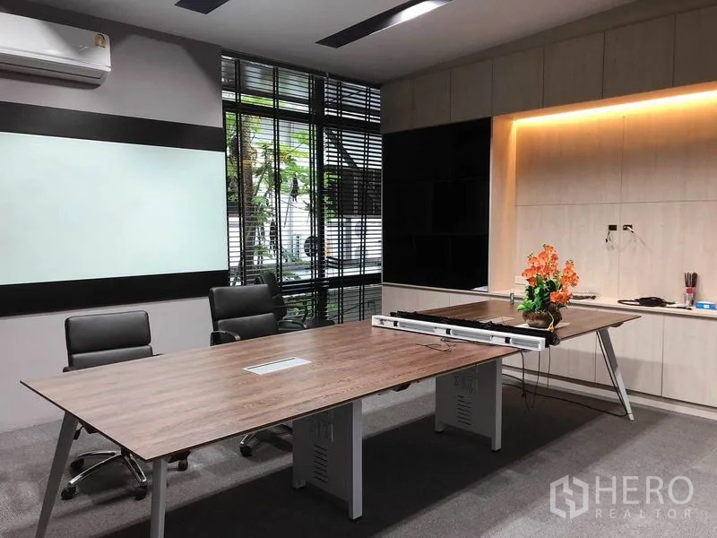 สำนักงาน ให้เช่าในBang Na, Bangkok - พื้นที่ทำงานทีม โต๊ะไม้คู่ ตู้บิวท์อิน กระดานไวท์บอร์ด และมู่ลี่หน้าต่าง