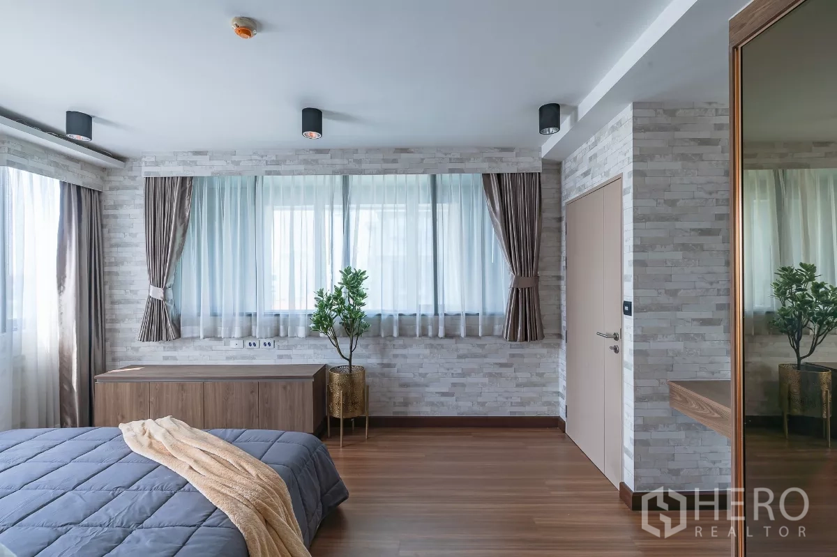 คอนโด ให้เช่าหรือขายในPhra Khanong, Bangkok - บันไดขึ้นชั้นบนพร้อมราวเหล็ก มองเห็นโถงรับแขกด้านล่าง