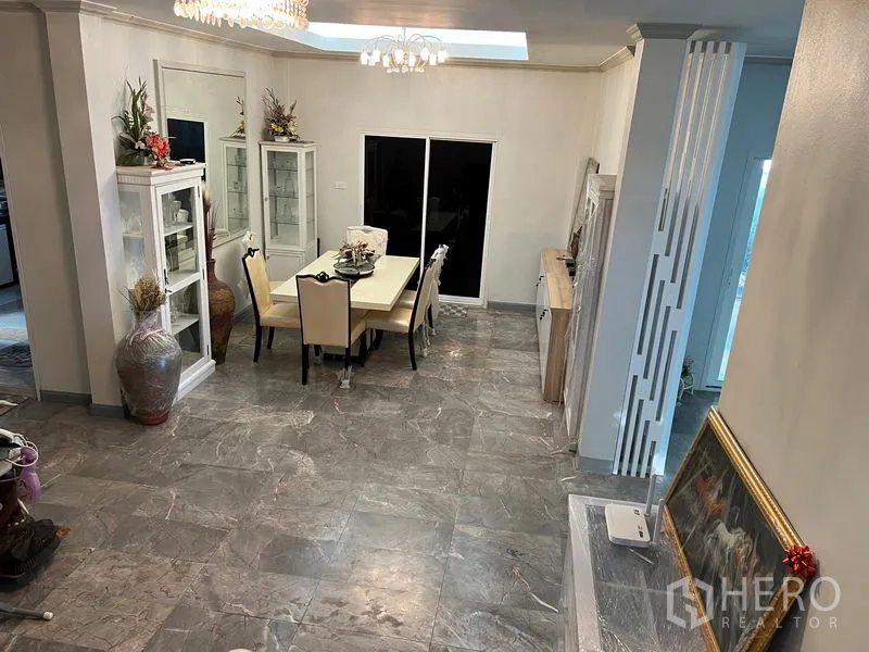 บ้าน ขายในLat Krabang, Bangkok - ห้องอาหารอย่างเป็นทางการ โคมไฟระย้า ตู้โชว์ และพื้นลายหินอ่อน