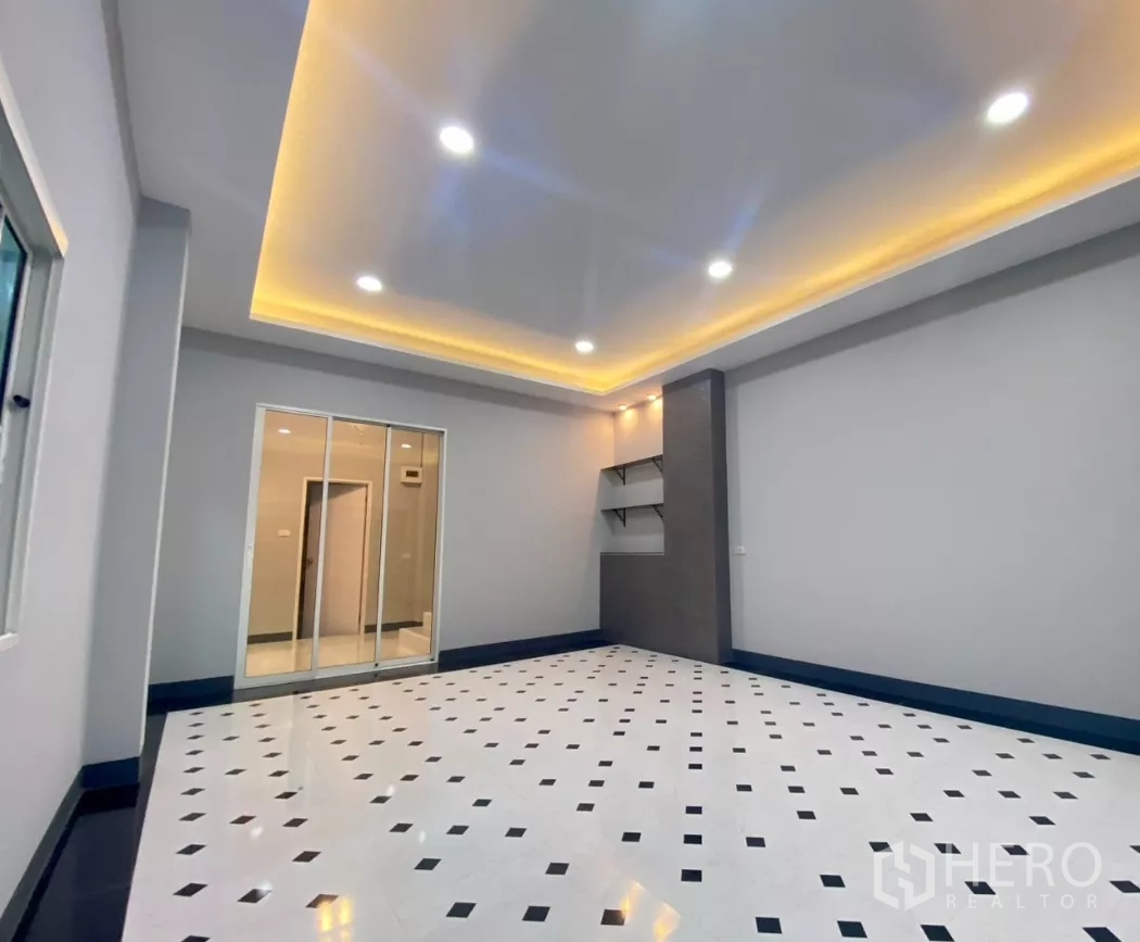 工厂 出租或出售在Bang Bua Thong, Nonthaburi - 办公室会客区，隐藏式灯槽与内置层架。