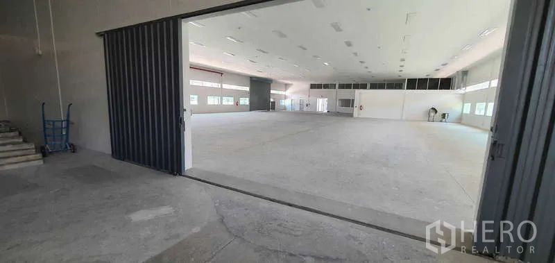 工厂 出租或出售在Lat Krabang, Bangkok - 大型金属推拉门，通向主要仓库地面与装卸区域。