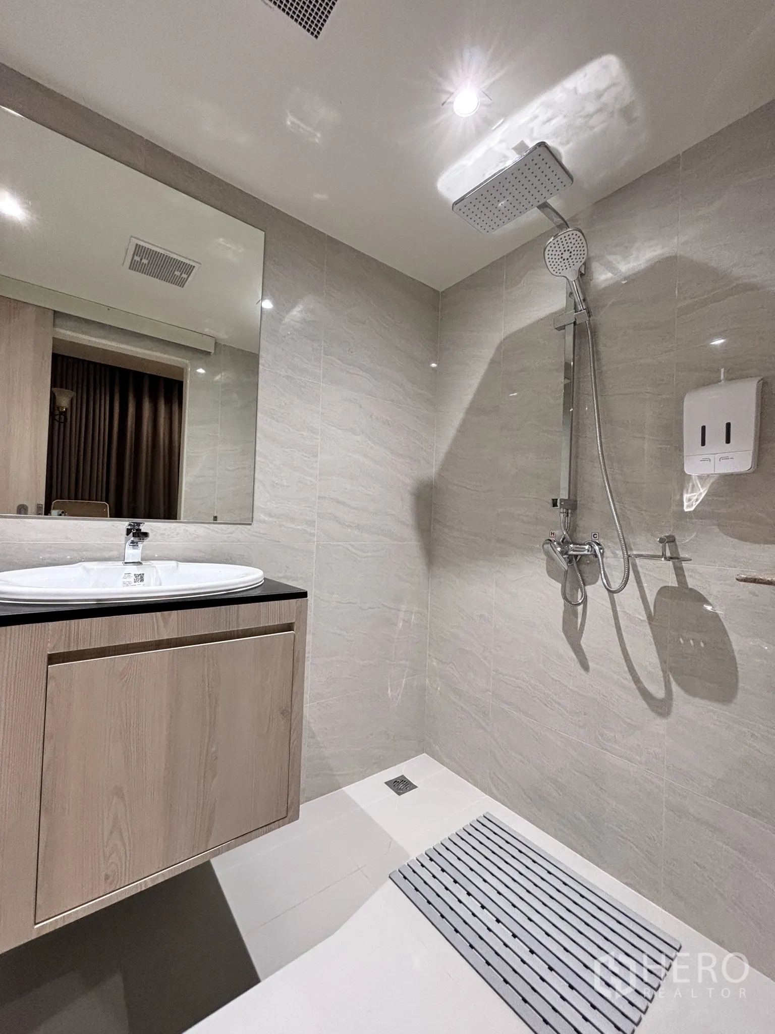 อาคารพาณิชย์ ให้เช่าในWatthana, Bangkok - ห้องน้ำร่วมสมัยพร้อมฝักบัวแบบวอล์กอินและกระจกบานกว้าง