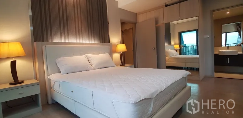 คอนโด ให้เช่าในKhlong Toei, Bangkok - ห้องนอนรองอบอุ่น ตู้เสื้อผ้าบิวท์อิน โคมไฟหัวเตียง และทางเชื่อมเข้าห้องน้ำ