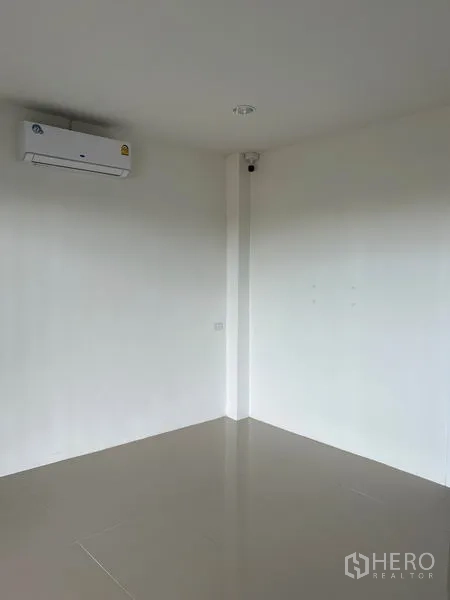 คลังสินค้า ให้เช่าในLam Luk Ka, Pathum Thani - ห้องออฟฟิศภายในสีขาวสะอาด ติดแอร์ พื้นกระเบื้องเงา