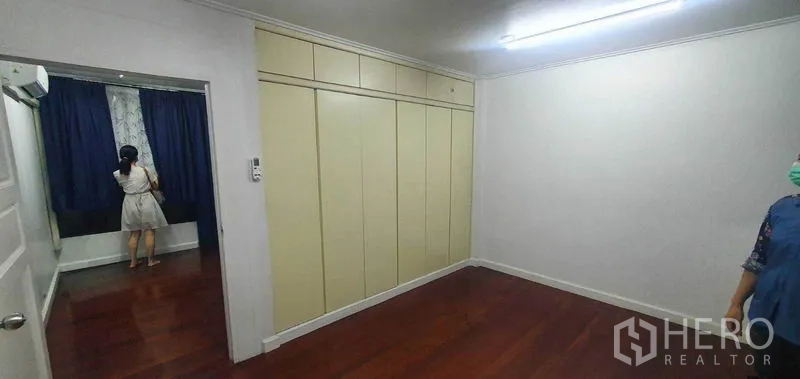 店屋 出租在Khlong Toei, Bangkok - 卧室设整面内置衣柜与抛光木地板