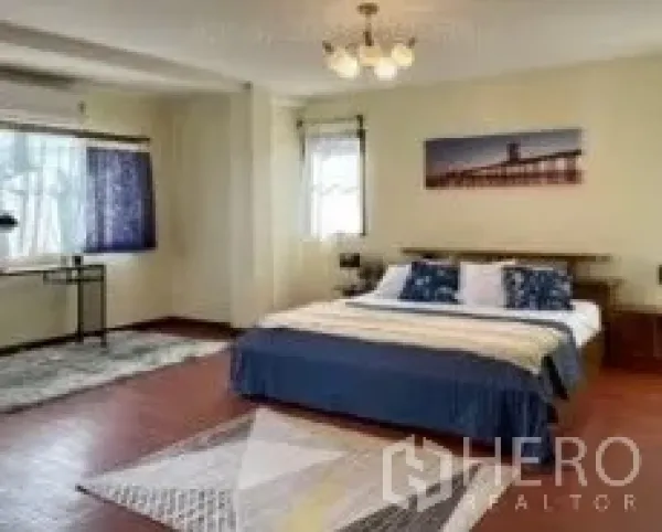 独立式住宅 出租在Phra Khanong, Bangkok - 宽敞卧室，木地板，采光窗户，双人床与小型学习角。