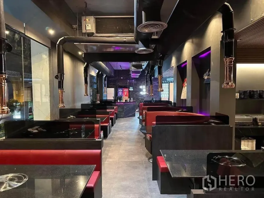 พื้นที่ขายปลีก ให้เช่า - โถงรับประทานอาหารยาวพร้อมระบบดูดควันแบบท่อ แสงไฟสมัยใหม่ และบูธหลายชุด พร้อมใช้งาน