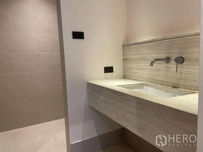 สำนักงานที่บ้าน ให้เช่าในWatthana, Bangkok - เคาน์เตอร์อ่างล้างหน้าห้องน้ำสไตล์โมเดิร์น พร้อมก๊อกติดผนัง.