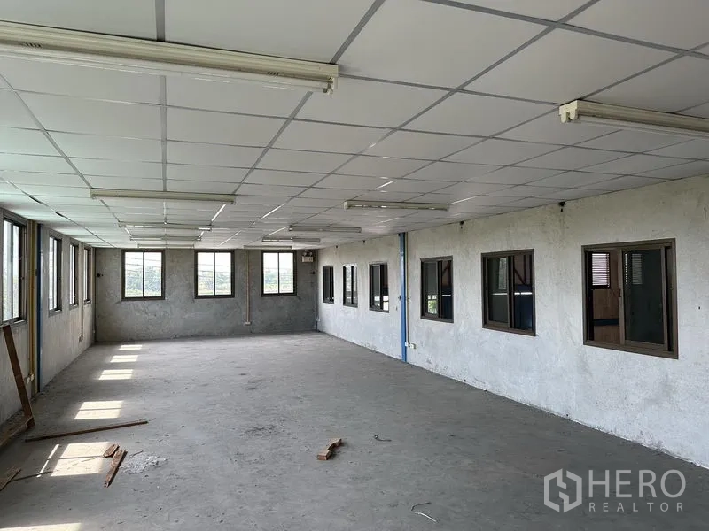 货栈 出租在Bang Phli, Samut Prakan - 夹层办公间未装修，吊顶、日光灯与多扇窗户采光充足。