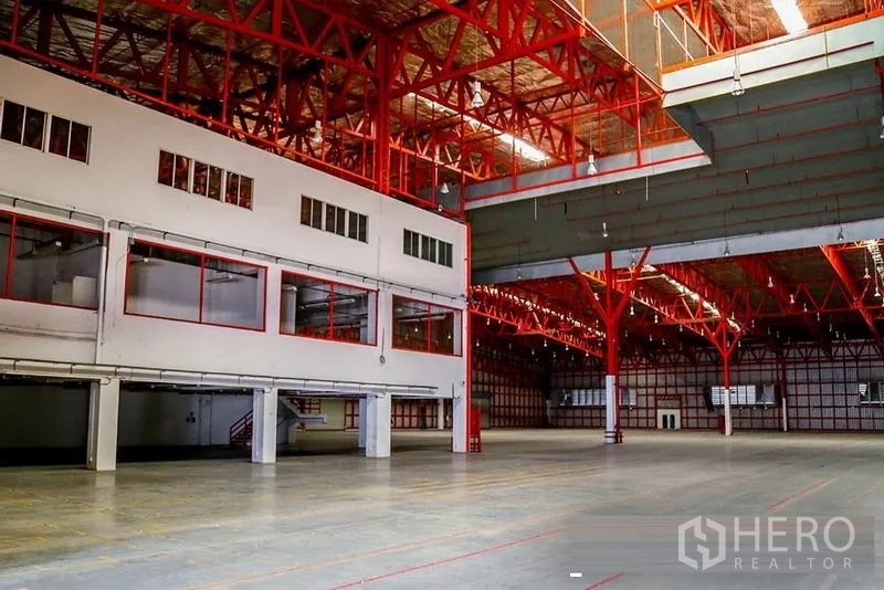 คลังสินค้า ให้เช่าในSamut Prakan - พื้นโกดังโล่งกว้าง พร้อมออฟฟิศชั้นลอยและโครงหลังคาเหล็กสีแดง