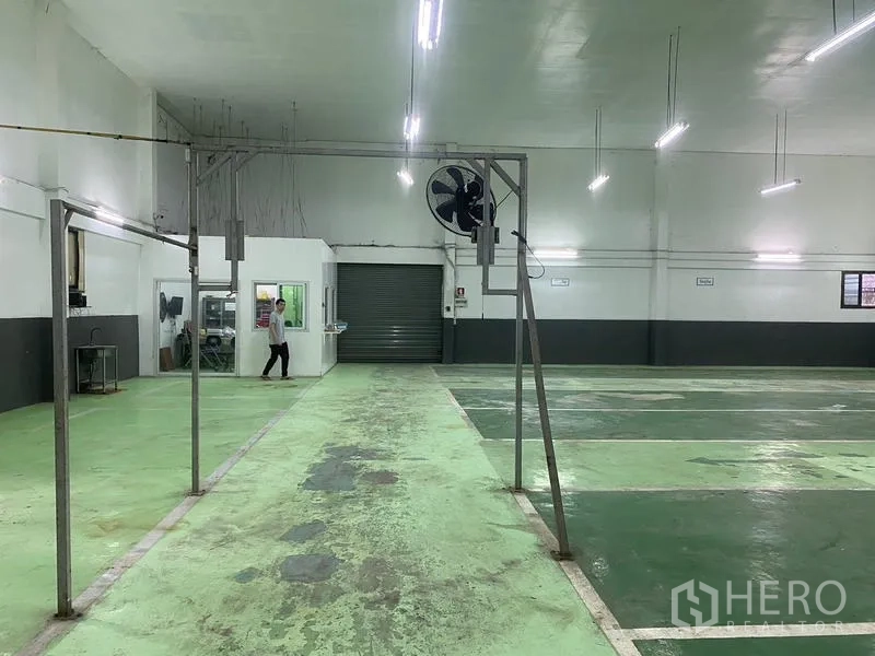 คลังสินค้า ให้เช่าในLam Luk Ka, Pathum Thani - ฮอลล์โกดังมีประตูม้วนและห้องออฟฟิศขนาดเล็ก