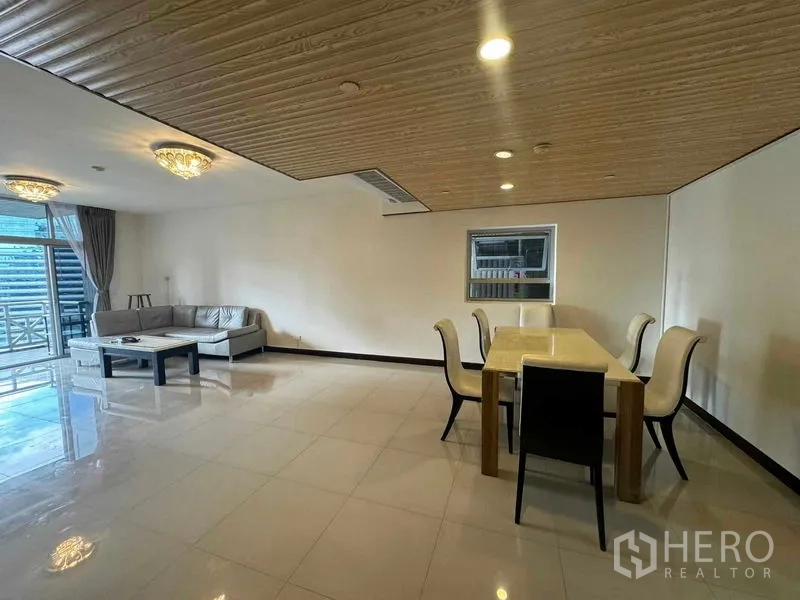 คอนโด ให้เช่าในPathum Wan, Bangkok - โซนรับแขก–รับประทานอาหารกว้าง เพดานลายไม้และหน้าต่างบานเล็ก