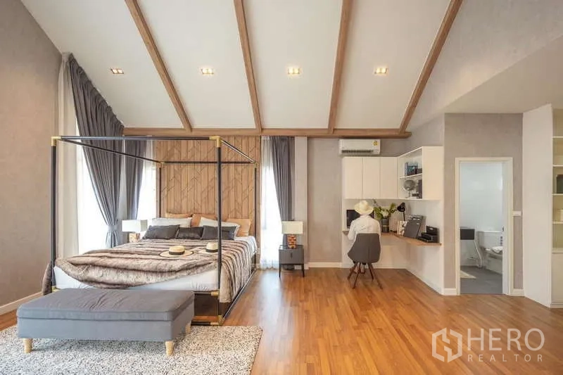 บ้าน ขายในLam Luk Ka, Pathum Thani - ห้องนอนมาสเตอร์กว้าง เพดานจั่วสูง เตียงสี่เสา และมุมทำงาน