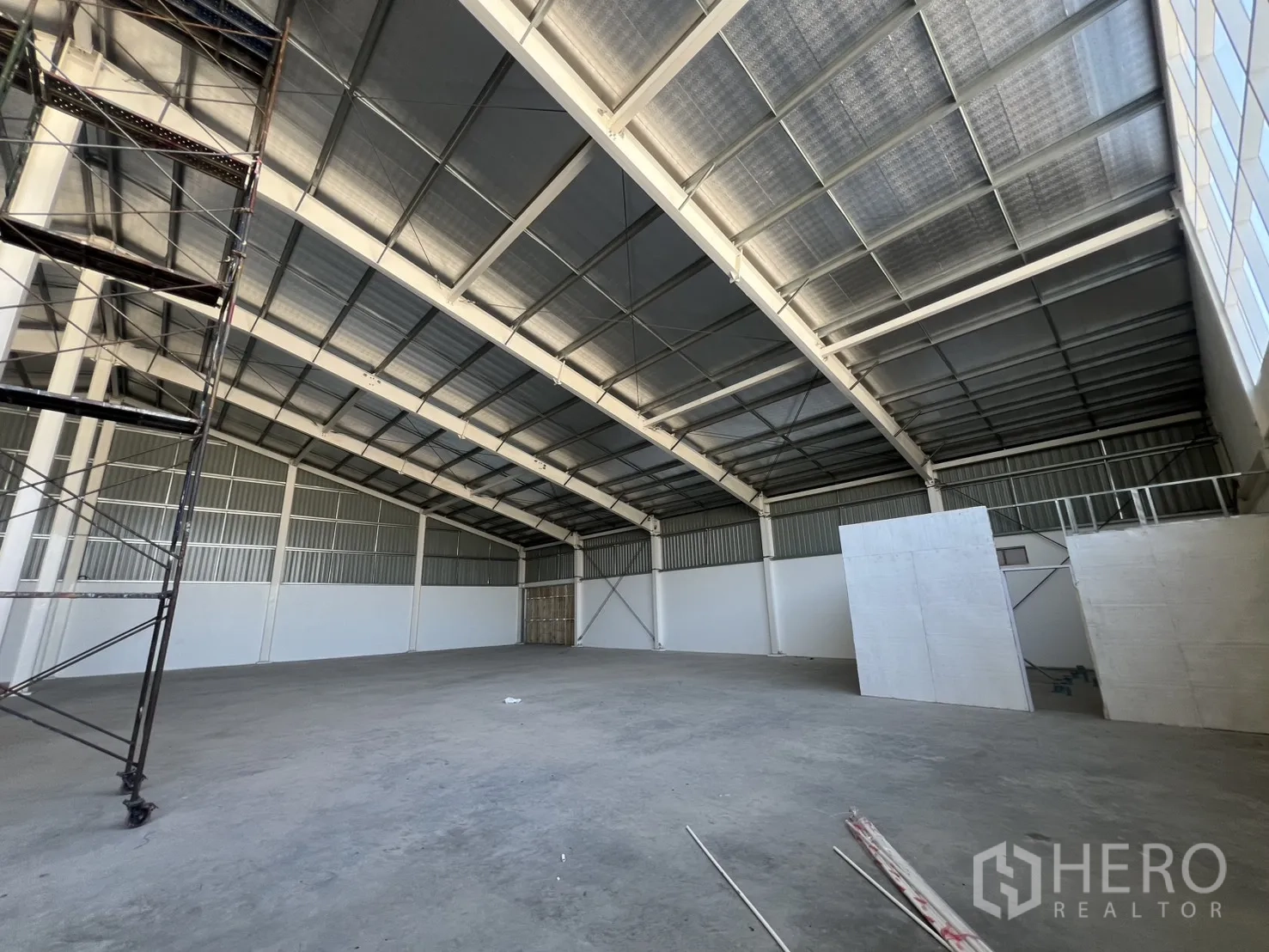 Warehouse for rent in Min Buri, Bangkok - Spacious interior with white partitioned area and broad concrete floor for racking.