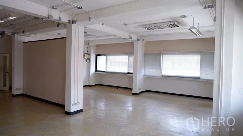 สำนักงาน ให้เช่าในWatthana, Bangkok - พื้นที่ทำงานขนาดใหญ่ หลายหน้าต่างพร้อมม่าน เดินรางสายไฟที่เพดาน