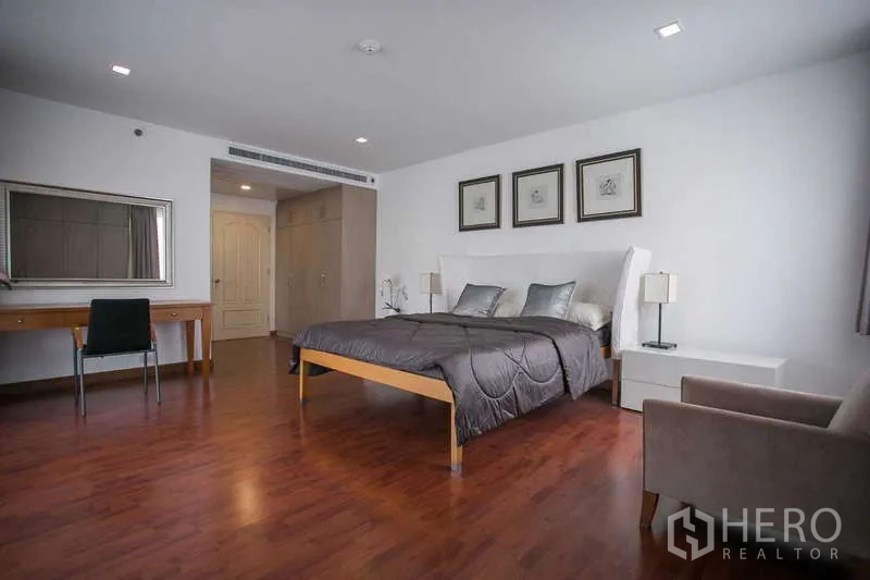 คอนโด ให้เช่าหรือขายในWatthana, Bangkok - ห้องนอนมาสเตอร์ เตียงคิงส์ไซส์ พร้อมโต๊ะทำงานและตู้เสื้อผ้า