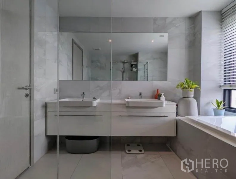 คอนโด ให้เช่าในWatthana, Bangkok - ห้องน้ำมีอ่างล้างหน้าคู่ กระจกบานใหญ่ และหน้าต่างรับแสง