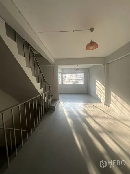 อาคารพาณิชย์ ให้เช่าในKhlong Toei, Bangkok - พื้นที่ชั้นบนโล่งพร้อมหน้าต่าง โคมไฟแขวน และทางขึ้นบันได.