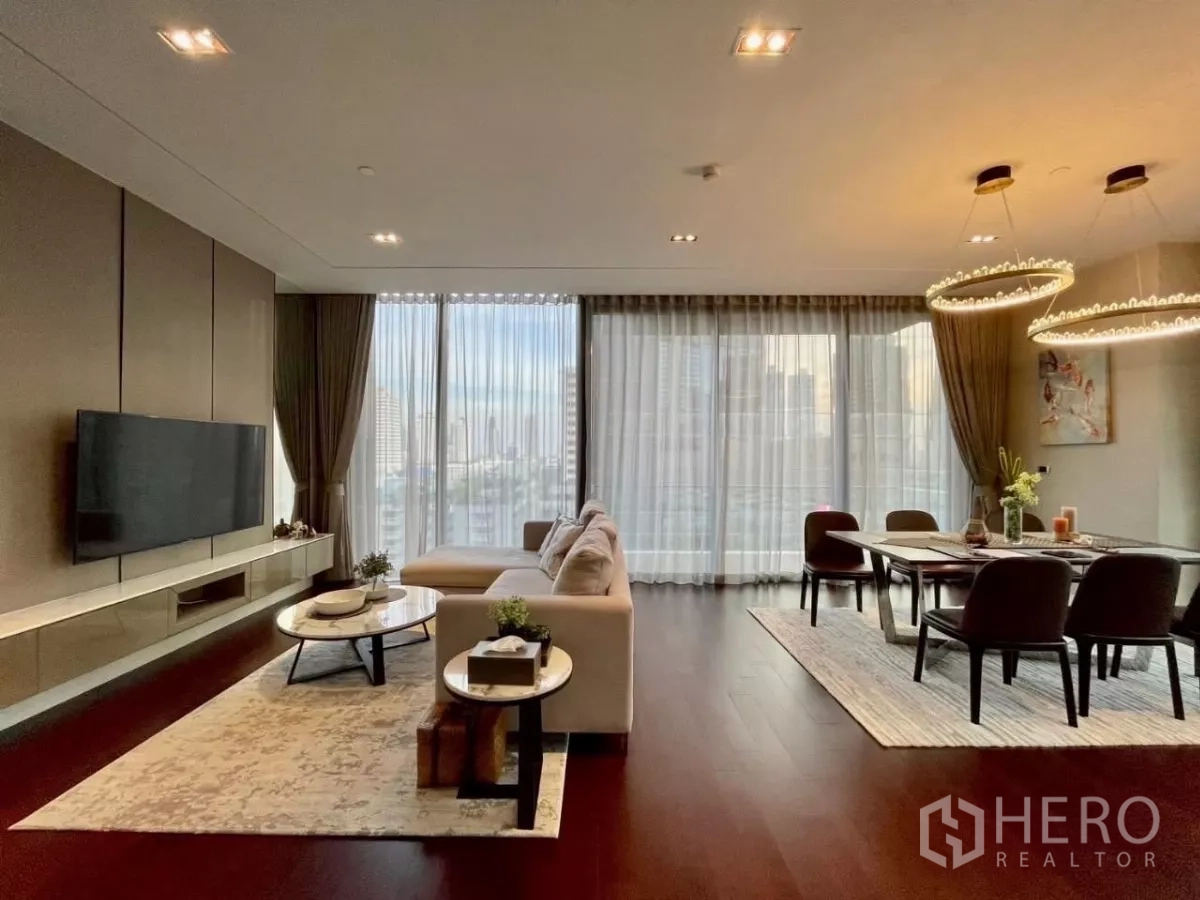 คอนโด ให้เช่าในWatthana, Bangkok - ห้องนั่งเล่นและรับประทานอาหารแบบเปิดโล่ง มีหน้าต่างเต็มบาน โซฟารูปตัว L ผนังทีวี และวิวเมือง