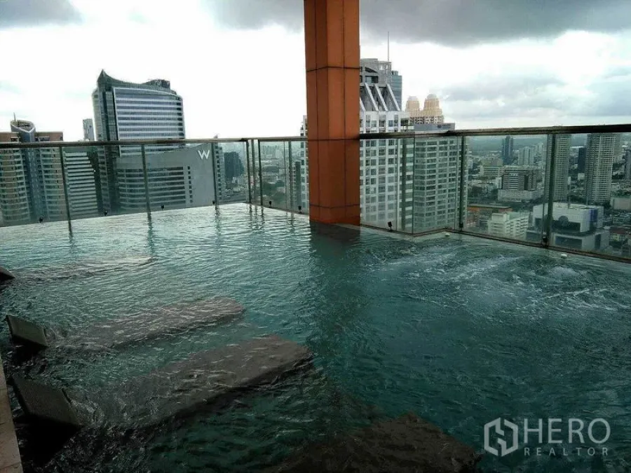 公寓 出租在Bang Rak, Bangkok - 屋顶无边泳池，玻璃护栏与曼谷天际线景观