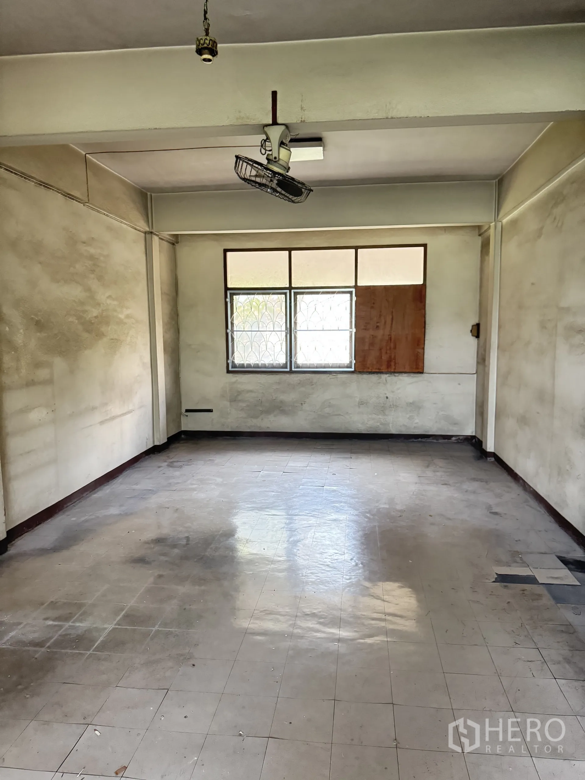 店屋 出租在Watthana, Bangkok - 宽敞楼上空间，带窗格与顶灯，旧瓷砖地面。