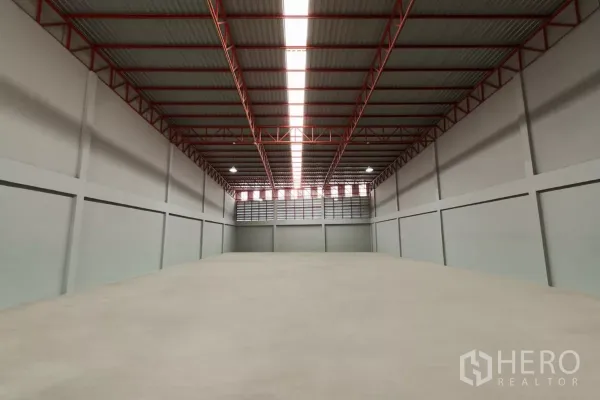 โรงงาน ให้เช่าในMueang Samut Sakhon, Samut Sakhon - โกดังช่วงกว้าง เพดานสูง มีสกายไลท์ยาวรับแสงธรรมชาติ.