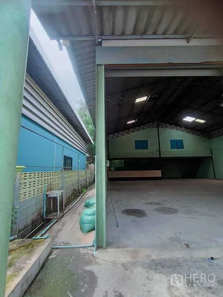 货栈 出售在Khlong Luang, Pathum Thani - 侧向开口，旁接蓝色建筑，内部屋顶挑高