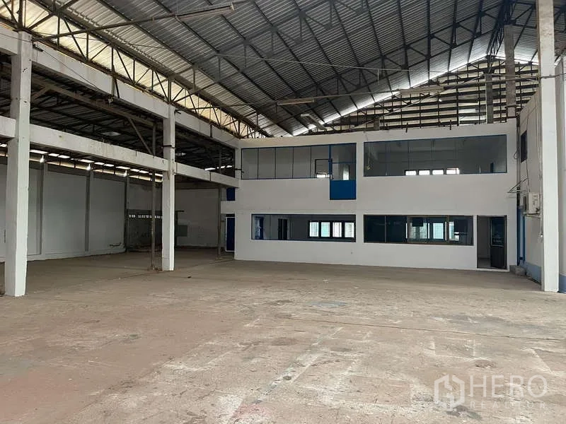 Warehouse for rent in Nong Khaem, Bangkok - Warehouse interior showing a two-storey office block overlooking the floor.