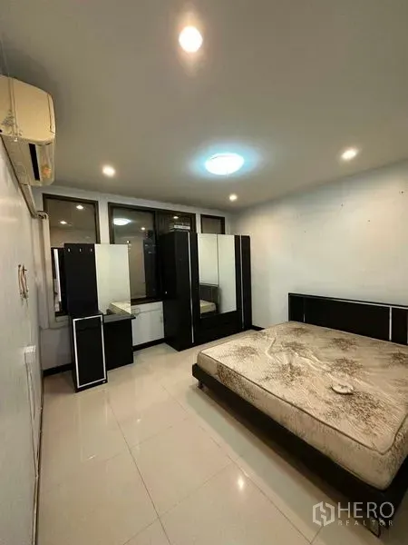 อาคารพาณิชย์ ให้เช่าในChatuchak, Bangkok - ห้องนอนพร้อมเตียง ตู้เสื้อผ้า และไฟดาวน์ไลท์.