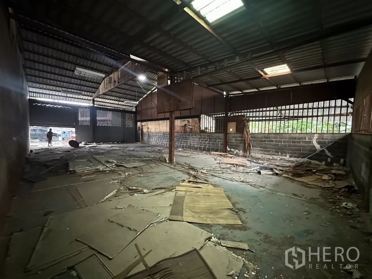 Warehouse for rent or sale in Yan Nawa, Bangkok - Open-plan hall near the entrance with skylights, steel columns and ventilation blocks.