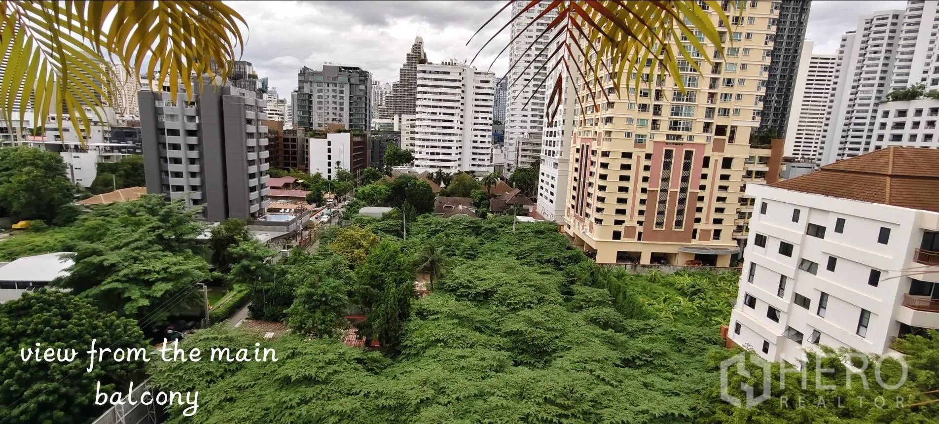 คอนโด for rent in Watthana, Bangkok - วิวสกายไลน์และพื้นที่สีเขียวจากระเบียงหลัก