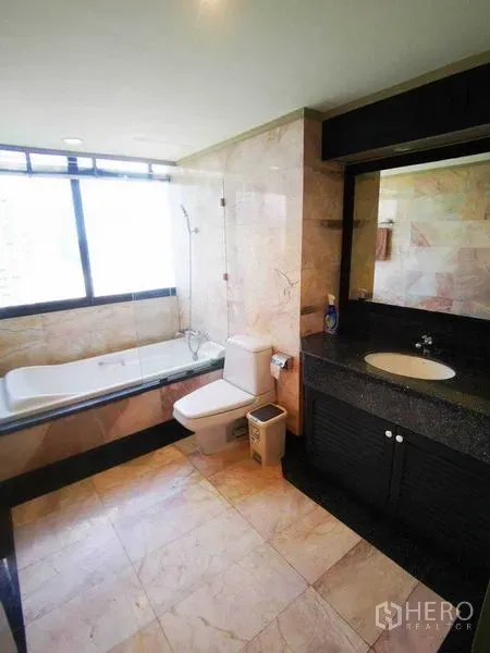 คอนโด ให้เช่าในKhlong Toei, Bangkok - ห้องน้ำปูกระเบื้องหินอ่อน มีอ่างอาบน้ำกั้นกระจก โถสุขภัณฑ์ และอ่างล้างหน้า