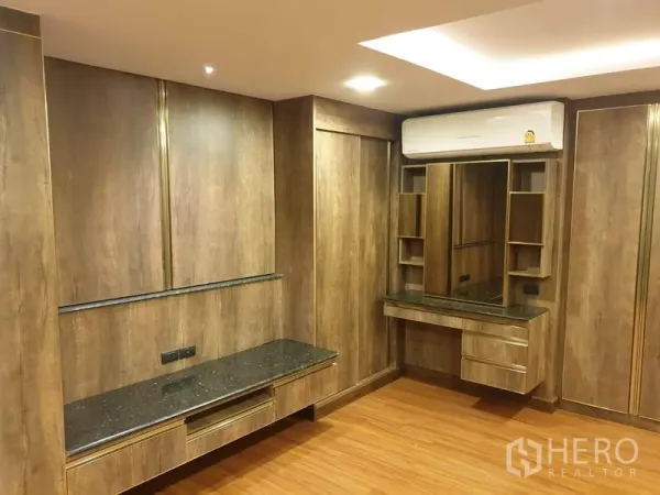 คอนโด ให้เช่าในKhlong Toei, Bangkok - ห้องนอนบิวท์อินไม้พร้อมตู้เสื้อผ้า โต๊ะเครื่องแป้ง และเครื่องปรับอากาศในคอนโดคลองเตย