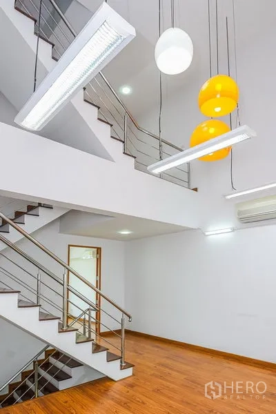 联排别墅 出租在Watthana, Bangkok - 楼梯中庭，木地板与不锈钢扶手，搭配吊灯