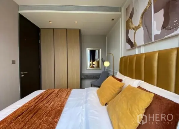 公寓 出租 - 卧室配芥末金绒面床头、嵌入式衣柜与暖色床品。