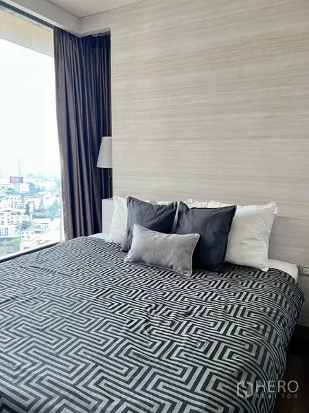 คอนโด ให้เช่าในKhlong Toei, Bangkok - ห้องนอนหลักมีหน้าต่างบานใหญ่ ผนังโทนสว่าง และมุมมองเมือง
