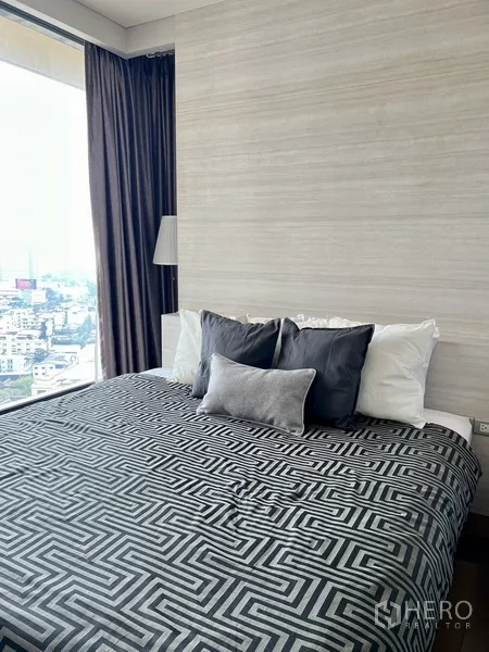 คอนโด ให้เช่าในKhlong Toei, Bangkok - ห้องนอนหลักมีหน้าต่างบานใหญ่ ผนังโทนสว่าง และมุมมองเมือง