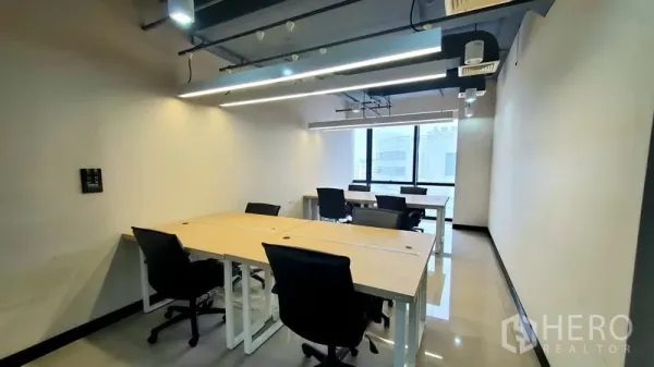 办公空间 出租在Watthana, Bangkok - 私密办公间，共享工位、办公椅，工业风吊顶与采光窗。