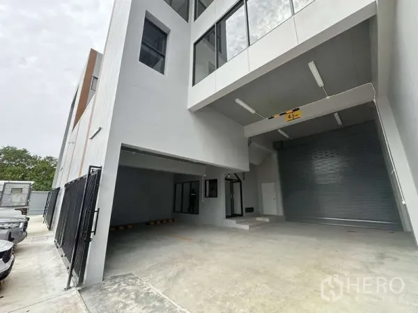 工厂 出租或出售在Bang Bua Thong, Nonthaburi - 覆盖式装卸区，4.2米净高与卷闸门。