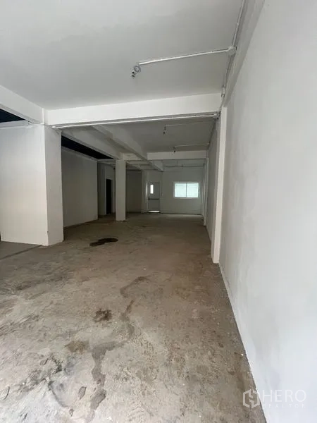 店屋 出租在Bang Rak, Bangkok - 纵深商铺空间，水泥地面与裸露管线